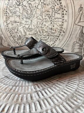 Algeria 38 Carina Pewter Metallic Print Thong Sandal with Silver spiral accent